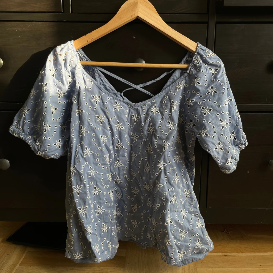 Blå broderad blus med snörning