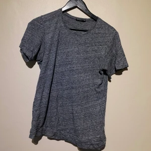 Stylein basic topp - Säljer denna gråa tröja från stylein i grått. Storlek: XS. Material: bomull och viskos. Finns att hämta i Göteborg men kan skickas via valfri app. Kan behöva tvätt pga legat i flyttlåda.