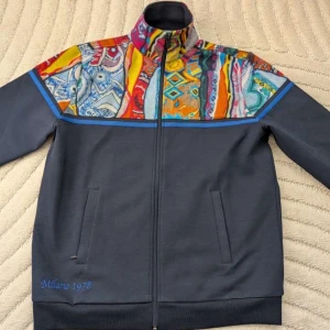 Carlo Colucci - Hej, säljer denna kofta då jag använt den endast 1 gång och vill ej att står hemma och samla damm. Nypris 2000 kr