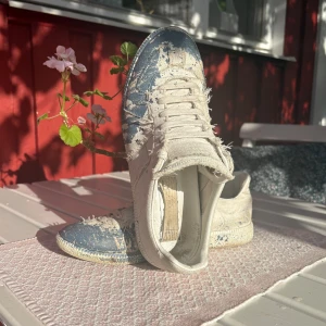 *INTRESSEKOLL* MM PAINT SPLATTER GATS - Dessa Maison Margielas har varit mycket efterfrågade i mina kommentarsfält och i DM så jag tänkte att jag slänger upp en intressekoll!🎨🌤️| Denna modell var en limiterad release av Maison Margiela och tillverkas alltså inte längre!🥹✌🏻| Köpta på 2nd Street i Japan som legitcheckar alla plagg, bild på det fysiska kvittot finns! | Tar emot bud
