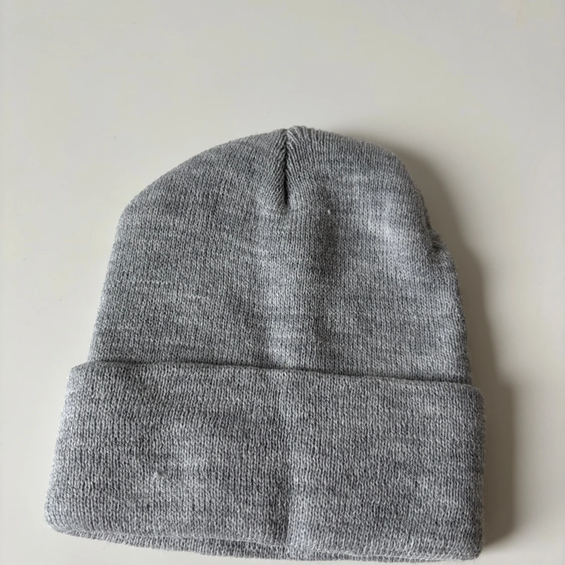 Ljusgrå stickad mössa