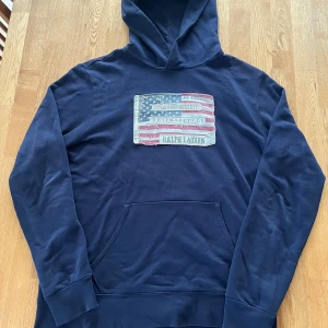 Hoodie från Denim&Supply Ralph Lauren - Sällsynt och snygg hoodie. Den är i bra skick, bortsett från en mindre fläck vid öppningen för vänster hand. Skriv vid funderingar🙌Pris kan diskuteras! 