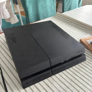 PlayStation 4 - Sony PlayStation 4 i gott skick med originalkontroll, strömkabel och spelet The Witcher 3: Wild Hunt GOTY Edition. Konsolen har mindre ytliga märken men fungerar utan några problem.