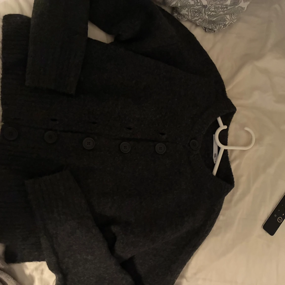 Mörkgrå stickad kofta med knappar - 1