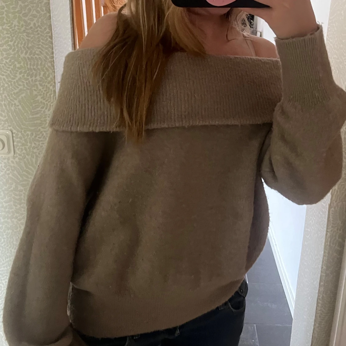 Beige offshoulder stickad tröja - 1