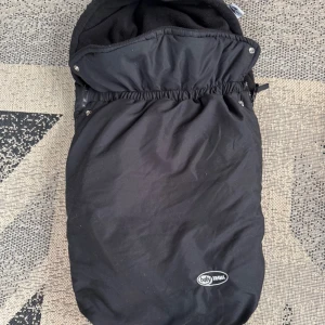 Åkpåse baby travel - Fluffig åkpåse i använt men helt och varmt skick.  Vid frågor eller fler bilder skicka gärna ett pm. Jag fotar alltid vid packning.