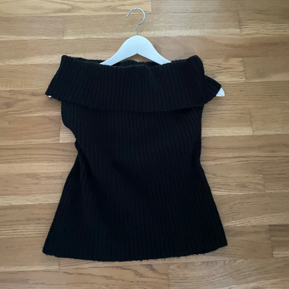 Svart ribbad offshoulder stickad topp - 1