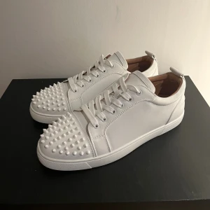 Vita Loubs med taggar - Säljer dessa riktigt snygga och unika louboutins | Storlek 46 men passar även 45 | Skick 9,5/10 | nästan nyskick | kvitto + dustbag och låda finns |priset kan diskuteras vid snabb affär | Bara att skicka dm vid frågor.