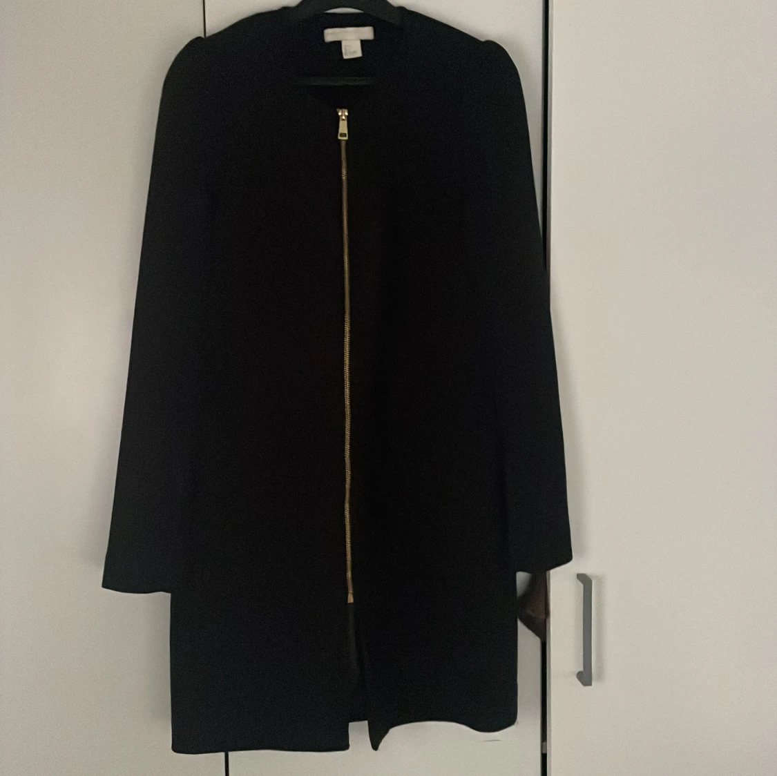 Svart kappa med dragkedja från H&M - 1