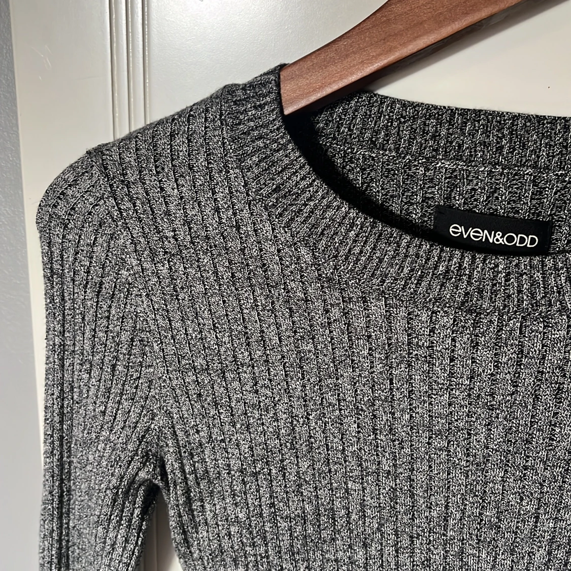 Grå ribbad croppad topp Even&Odd - 2