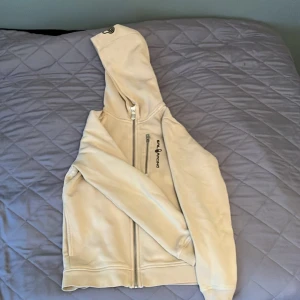 Sail racing hoodie - Säljer en beige hoodie från sailracing. Fint skick. Pris kan diskuteras.
