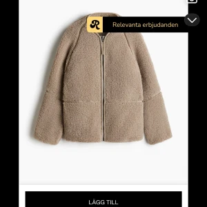 Beige teddyjacka med dragkedja - Skriv privat för bättre bilder❣️Mysig beige teddyjacka med oversized passform och lång ärm. Jackan har en rak siluett, markerade sömmar och stängs med dragkedja framtill. Perfekt för att hålla värmen och ge en chill vibe till din outfit.