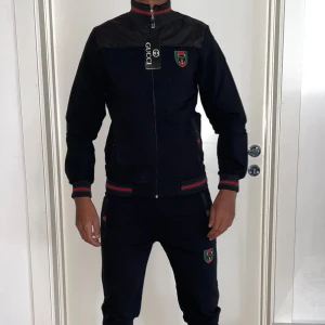 Gucci dress strl XS svart  - Helt ny. Fin replika med grym kvalitet.modellen är 175cm väger 67kg, bär storlek XS på bilden. Normal i passformen. Först till kvarn. Skickas direkt inom 24h