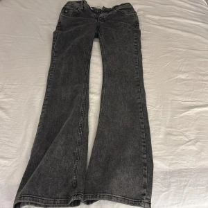 Svarta jeans  - Svarta jeans från gina tricot i tvättad look i storlek 32. Modellen har breda ben och klassisk femficksdesign med dragkedja och knapp. Säljer vidare pga av att dom va för små för mig🥰