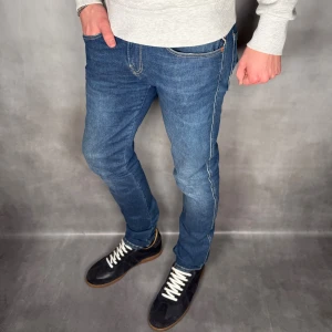 Replay Anbass  - - Replay Anbass — Storlek 30/32 — 9/10 - Bra skick utan skavanker — Inkluderat - Jeans — Retail 2000kr — Modellen är 180cm, 65kg