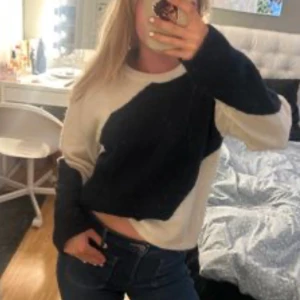 Stickad tröja - Säljer en snygg stickad tröja med, asymmetriskt mönster. Tröjan har rund hals och långa ärmar. Köpt på vinted men tyckte men använde den aldrig efter det. Kan ha lite noppror men absolut inget man tänker på. Helt slutsåld!