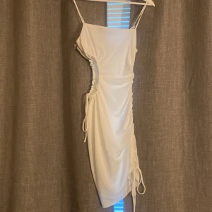 Bikbok klänning - Vit klänning från Bikbok. Storlek M. Jätte bra skick , Prislappen är kvar då den aldrig är  använd. Den har en liten  dragkedja i sidan av klänningen. 