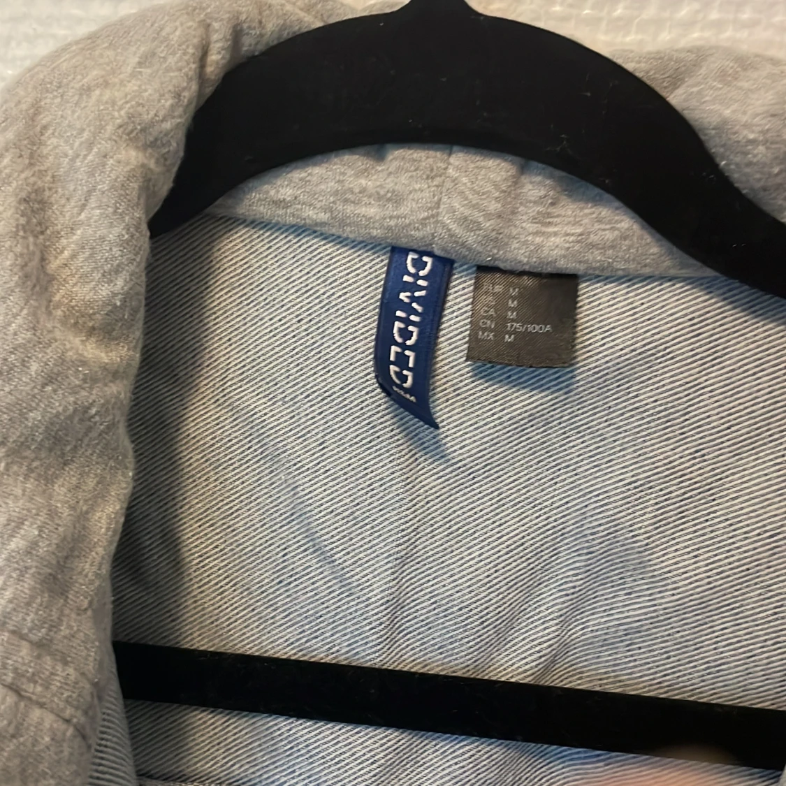 Jeansjacka med grå hoodie från Divided - 2