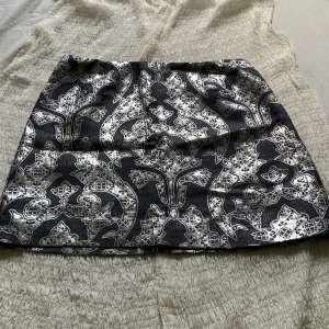 Silvrig kjol!💋 - Superunik kortkjol (eller top) i grått och ett silvrigt skimrande mönster som verkligen sticker ut. Jag gillar den verkligen men har aldrig använt den så den är som ny! Har en liknande kjol med guldigt skimmer, kolla gärna in den!💋