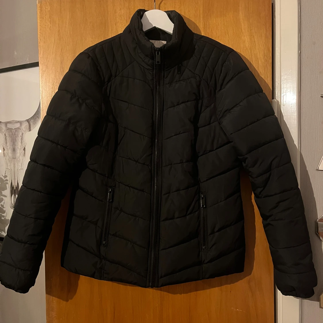 Svart jacka med dragkedja