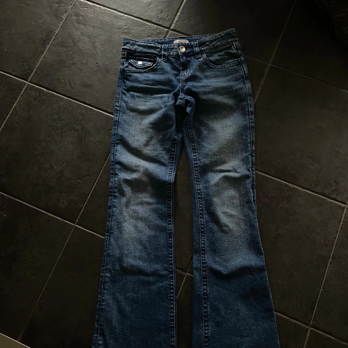 Blå jeans med broderade fickor - 1