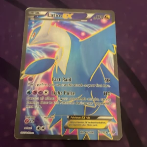 Latios EX - Coolt Latios EX-kort från Pokémon TCG! Perfekt för samlare och spelare som vill boosta sin lek med en kraftfull och snygg drake. Kortet har färgstark design och unika attacker som Fast Raid och Light Pulse. Ett måste för alla Pokémon-fans!