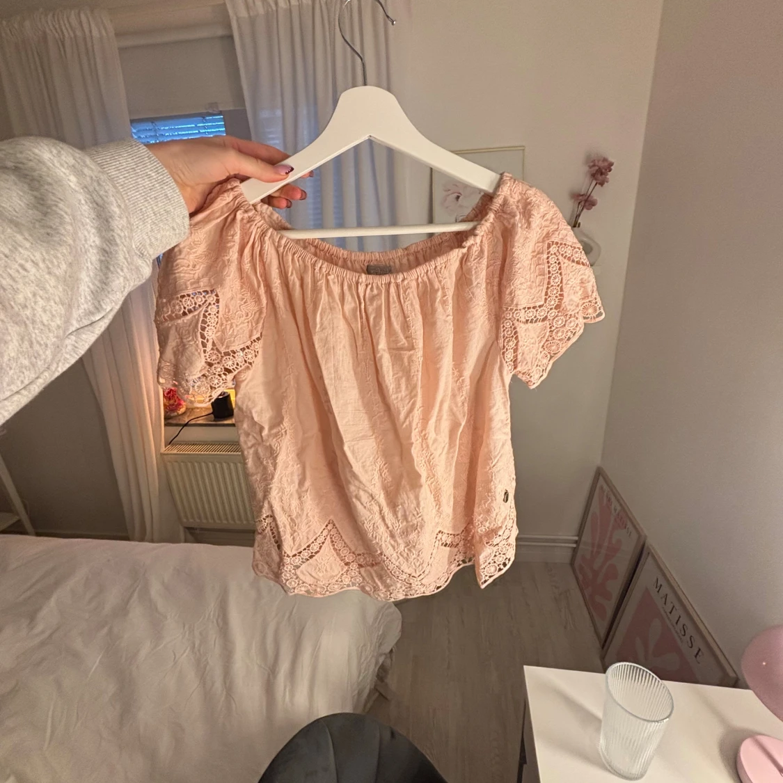 Ljusrosa blus med spetsdetaljer