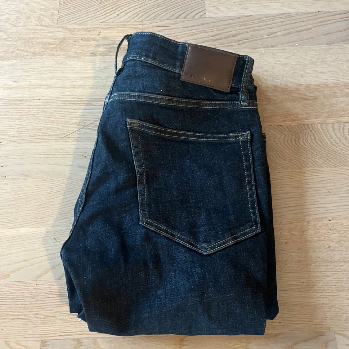 Mörkblå jeans med straight fit