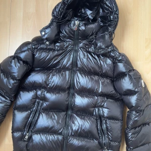 Moncler Maya Jacka  - Säljer min äkta Moncler Maya i klassisk svart färg. Jackan är i mycket fint skick  väl omhändertagen och använd sparsamt. Storlek: 2 men passar både S och m. Pris är inte hugget i sten och diskuteras vid snabb affär