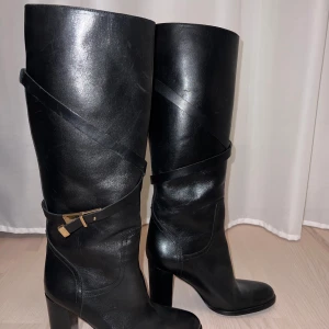 Classy Massimo Dutti klack stövlar - Svarta Massimo Dutti stövlar i bra skick i storlek 36. Ordinariepris 2000kr