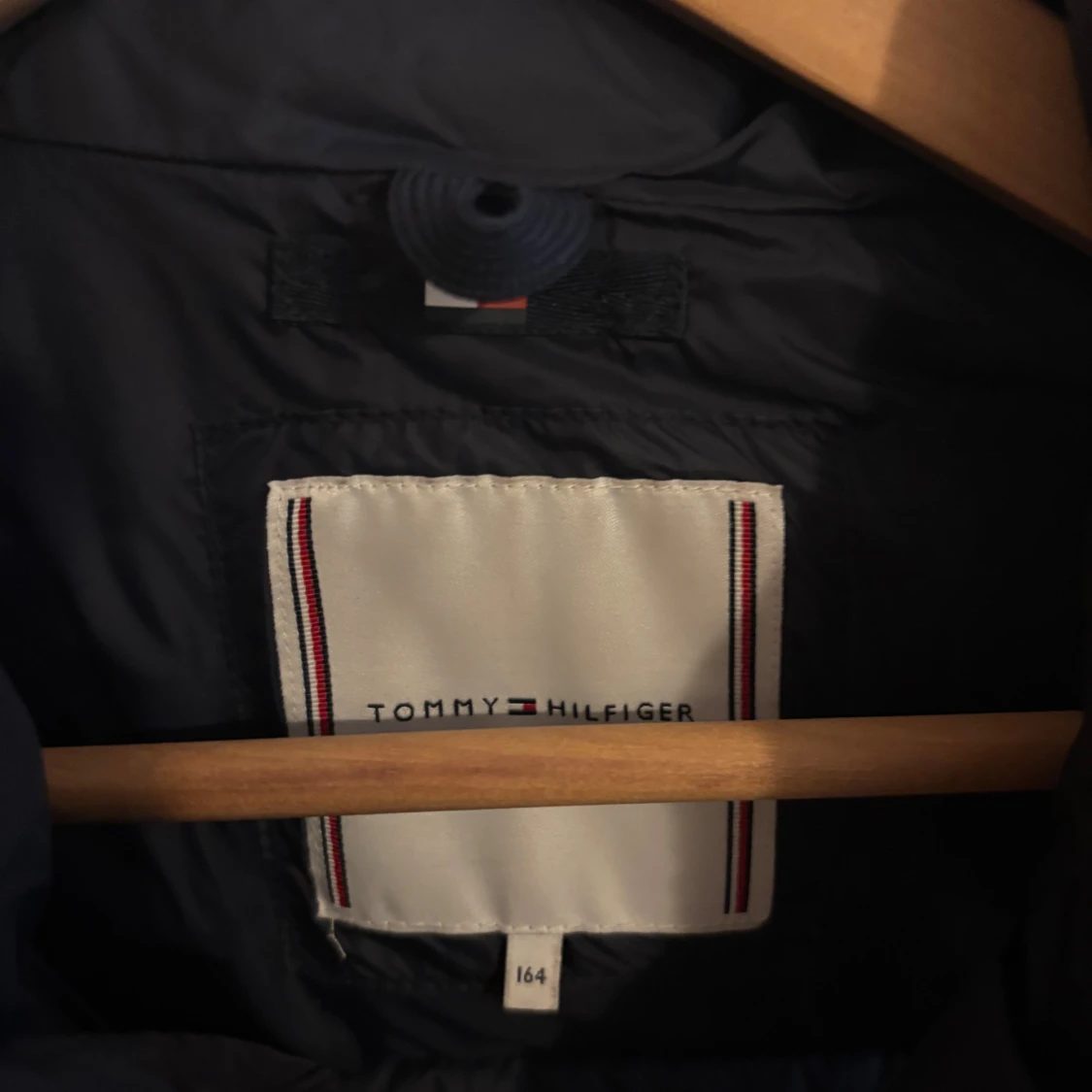 Mörkblå dunväst från Tommy Hilfiger - 2