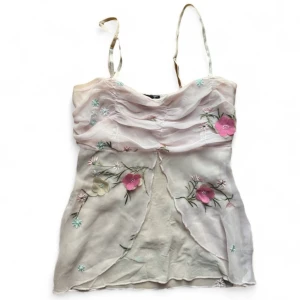 Söt y2k vintage Rosa blommig linnetopp  - Supersöt ljusrosa linnetopp med tunna axelband från Tendance. 