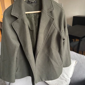 Grön kappa Gina - Grön kappa från Gina Tricot, storlek XS men är stor i storleke så passar S - tyvärr inget band kvar