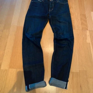 Selvedge jeans från Neuw - Snygga mörkblå selvedge jeans från Neuw. Nypris ~2500.