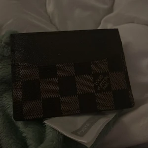  Plånbok -  Fin plånbok passar upp till sju kort och en del kontanter