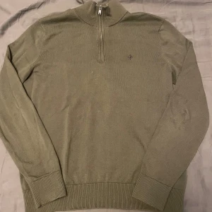 Olivgrön morris halfzip - Olivgrön morris halfzip, använd max 10 gånger, hör bara av dig om du har frågor!
