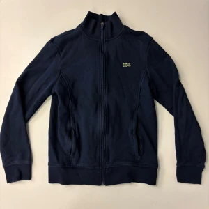 Lacoste hoodie - Säljer en Lacoste hoodie, storlek XS. Använd nån gång men inga märken, skick 10/10.