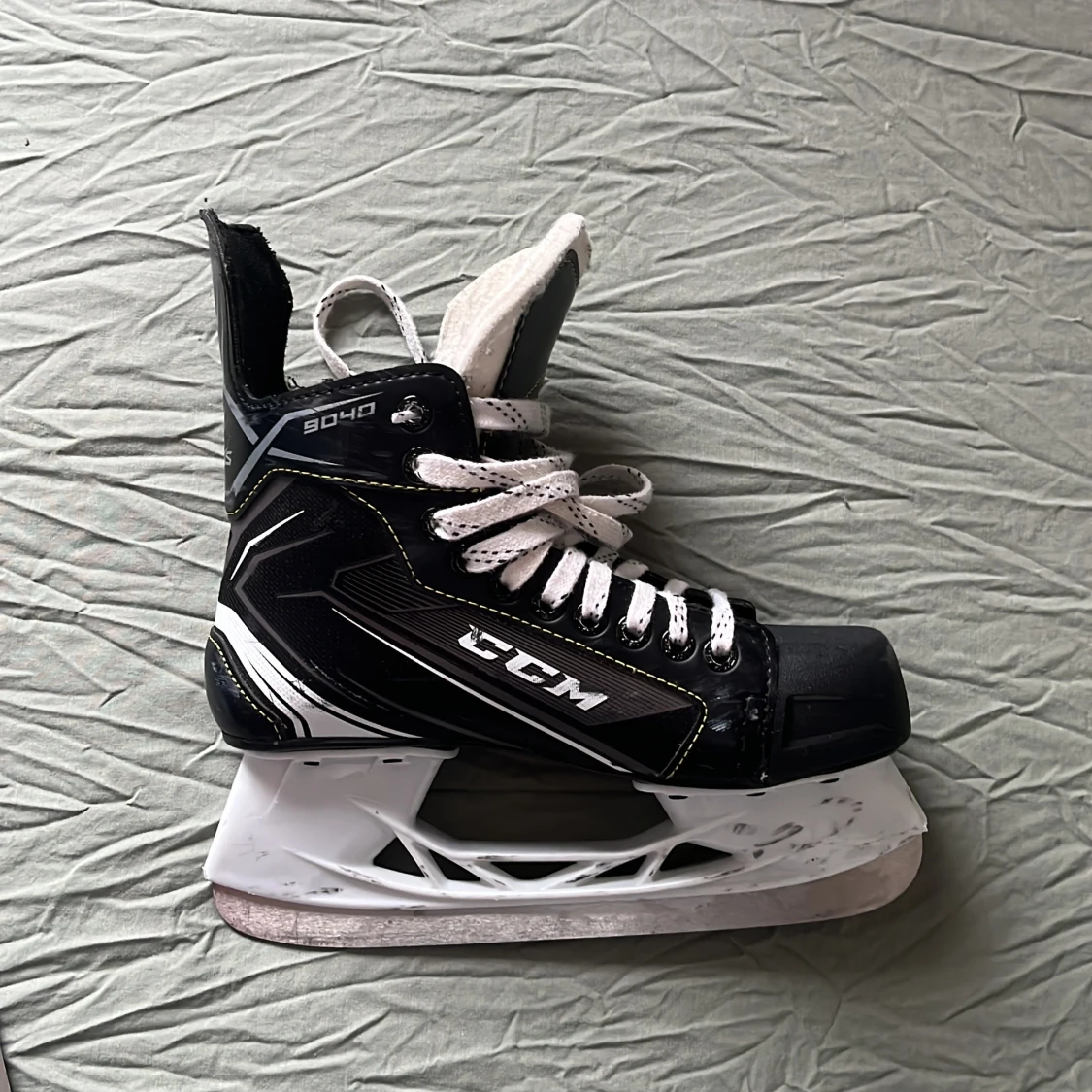 Svarta CCM skridskor strl 38 nyslipade - 1