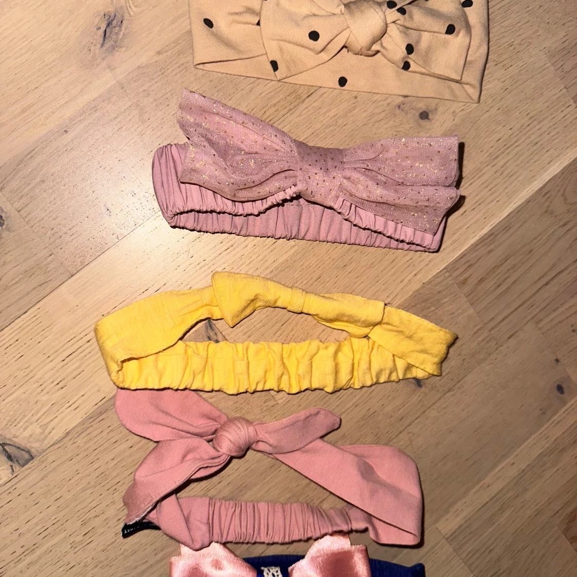 Färgglada diadem med rosetter och mönster pannband 