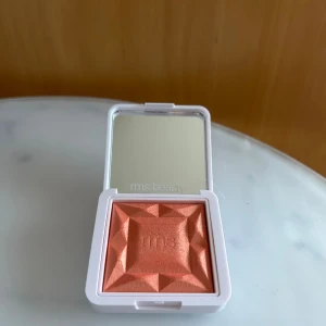 RMS Beauty persikofärgad rouge - ✨ RMS Beauty Rouge – Mai Tai 🍑 Lätt skimrande persikofärgad rouge som ger kinderna glow ✨ Kommer i snygg vit dosa med spegel 🪞 Köpt september 2025, kvitto finns 🛍️ Säljer då nyansen tyvärr inte passar mig 💛