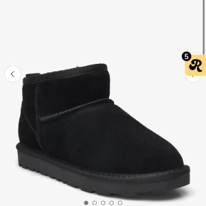 Svarta ”uggs”  - Varmt foder intill, bra skick och fräscha. Passar storlekarna mellan 36-38. (är en 37a). Nypris 500kr