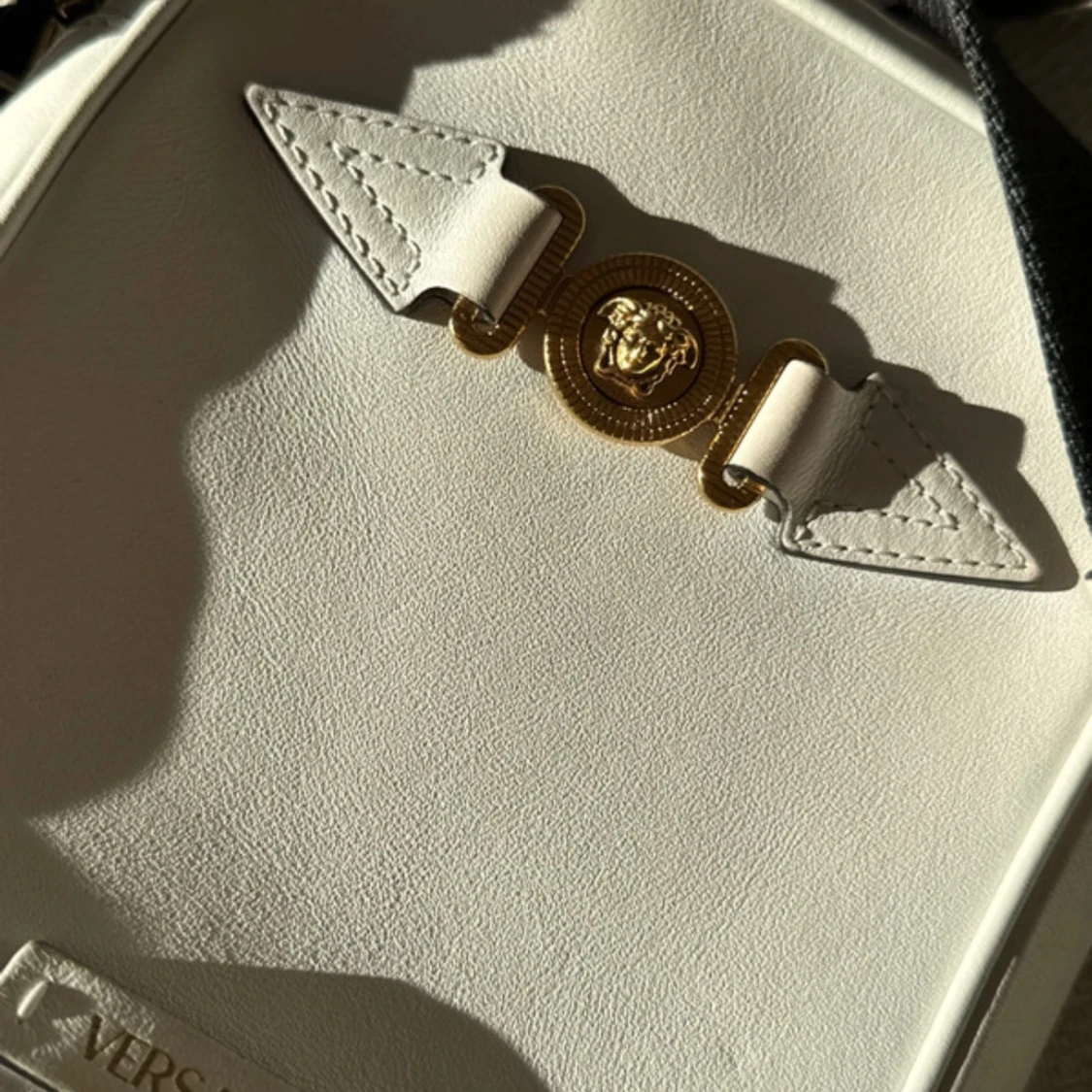 Vit axelväska från Versace i skinn - 4