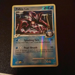 Palkia G LV.78 - Samlarkort från Pokémon med Palkia G LV.78, Team Galactic's Pokémon. Kortet har cool holografisk effekt och attacker som Splashing Turn och Pearl Breath. Perfekt för dig som älskar Pokémon och vill utöka din samling!
