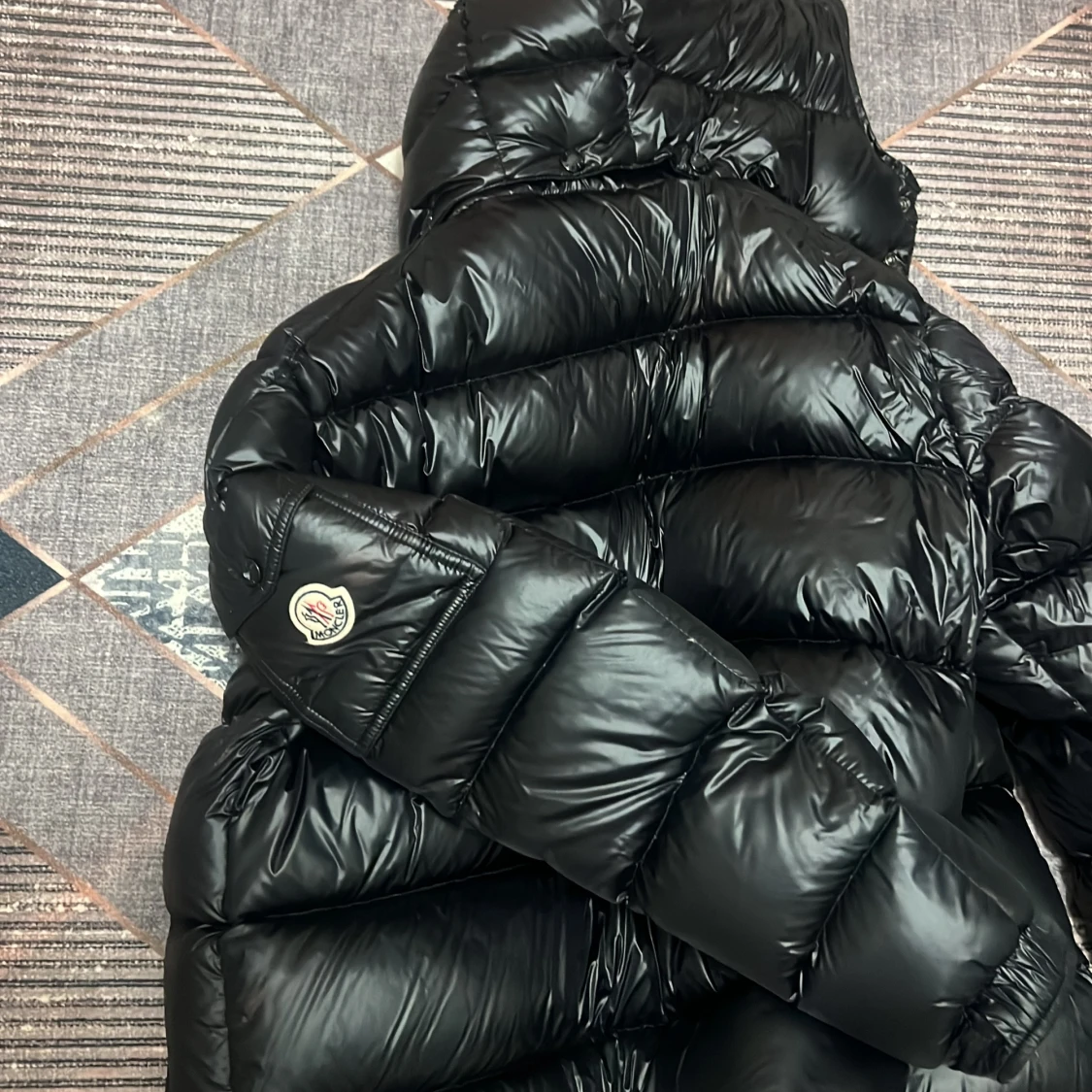 Svart Moncler dunjacka med huva - 3