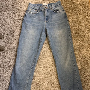 Blå raka jeans från Vero Moda - Säljer ett par klassiska blå jeans från Vero Moda i rak modell.  Tillverkade i bomull och passar perfekt till en avslappnad stil. 