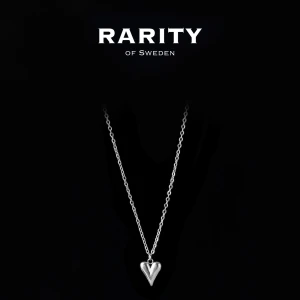 Heart Necklace - Silver: Silverhalsband med hjärthänge Rarity - Stilrent halsband i silver från Rarity of Sweden med ett elegant hjärthänge. Kedjan är tunn och klassisk, perfekt för att ge en subtil men snygg touch till din outfit. Hjärtat har en mjuk, rundad form som känns både modern och tidlös.