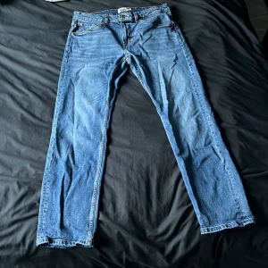 Blå jeansbyxor från 157, W36 L32 - Klassiska blå jeansbyxor från 157 med raka ben och normal passform. Byxorna har fem fickor, gylf med dragkedja och knapp. 