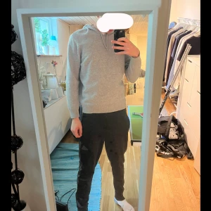 Kashmire hoodie strl S (sayless) - Tja, säljer nu denna riktigt snygga Say less kashimre hoodien då jag har vuxit ur den. Och inte längre har nån användning för den.  inte nopprig alls och inga defekter på den. 