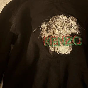 Svart sweatshirt med tiger från Kenzo - Säljer den för att den inte kommer till någon användning, är använd minst 3 gånger 
