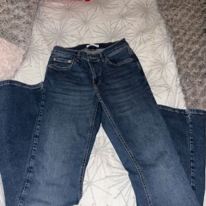 Blåa jeans - Snygga blå jeans från Perfect Jeans i klassisk femficksmodell med kontrastsömmar och bälteshällor. Jeansen har rak passform och normal midja, tillverkade i mjukt denimtyg som sitter skönt hela dagen. Utsvängda jeans.